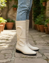 Cargar imagen en el visor de la galería, D1075 - Bota escaramuza atanado hueso
