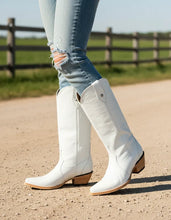 Cargar imagen en el visor de la galería, D2023 - Bota puntal sencilla venado blanco

