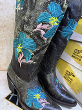 Cargar imagen en el visor de la galería, D2031 - Bota puntal flores desierto choco/azul
