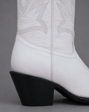 Cargar imagen en el visor de la galería, D2053 - Bota puntal clásica venado blanco
