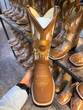 Load image into Gallery viewer, D2062 - Bota bulldog de girasoles crazy oro
