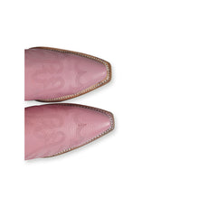 Cargar imagen en el visor de la galería, D2077 - Bota canela barbas venado rosa
