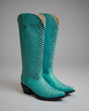 Cargar imagen en el visor de la galería, D2084 - Bota kiara snake print azul turquesa
