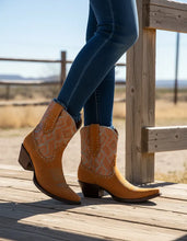 Cargar imagen en el visor de la galería, D3012 - Bota corta oval gamuza grabado anaconda bronce/azul/naranja
