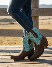 Cargar imagen en el visor de la galería, D3014 - Bota corta oval gamuza grabado anaconda azul turquesa/café/topo
