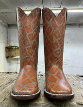 Load image into Gallery viewer, D3022 - Bota bulldog grabado anaconda bronce/azul/naranja
