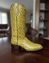 Cargar imagen en el visor de la galería, D3023 - Bota bulldog grabado anaconda amarillo/café/tabaco
