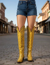 Cargar imagen en el visor de la galería, D3023 - Bota larga puntal grabado anaconda amarillo/café/tabaco
