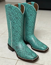 Cargar imagen en el visor de la galería, D3024 - Bota bulldog grabado anaconda azul turquesa/café/topo
