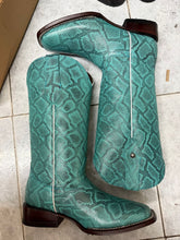 Load image into Gallery viewer, D3024 - Bota bulldog grabado anaconda azul turquesa/café/topo

