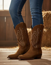 Cargar imagen en el visor de la galería, D3061 - Bota oval gamuza tabaco
