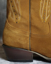 Cargar imagen en el visor de la galería, D3062 - Bota oval gamuza miel
