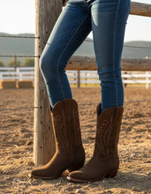 Cargar imagen en el visor de la galería, D3063 - Bota oval gamuza choco
