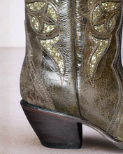 Cargar imagen en el visor de la galería, D4011 - Bota puntal láser con estoperoles desierto choco
