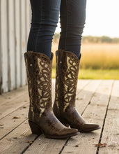 Cargar imagen en el visor de la galería, D4011 - Bota puntal láser con estoperoles desierto choco
