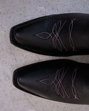 Cargar imagen en el visor de la galería, D4021 - Bota puntal kiara venado negro/rosa
