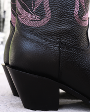 Cargar imagen en el visor de la galería, D4021 - Bota puntal kiara venado negro/rosa
