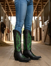 Cargar imagen en el visor de la galería, D4023 - Bota puntal kiara venado negro/verde
