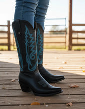 Cargar imagen en el visor de la galería, D4024 - Bota puntal kiara venado negro/azul celeste
