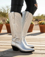 Cargar imagen en el visor de la galería, D4031 - Bota puntal kiara plata metálico
