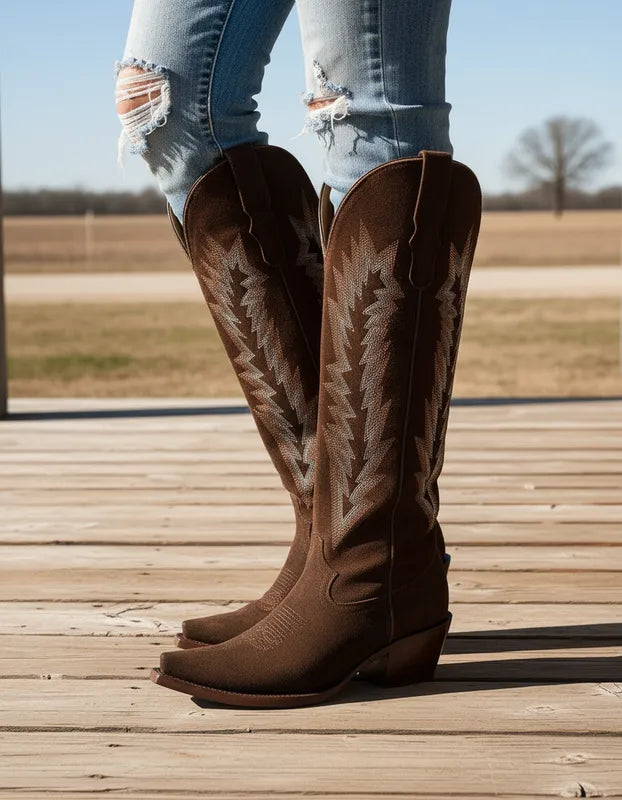 D4071 - Bota puntal alta espigas gamuza choco