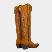 Cargar imagen en el visor de la galería, D4072 - Bota puntal alta espigas gamuza miel
