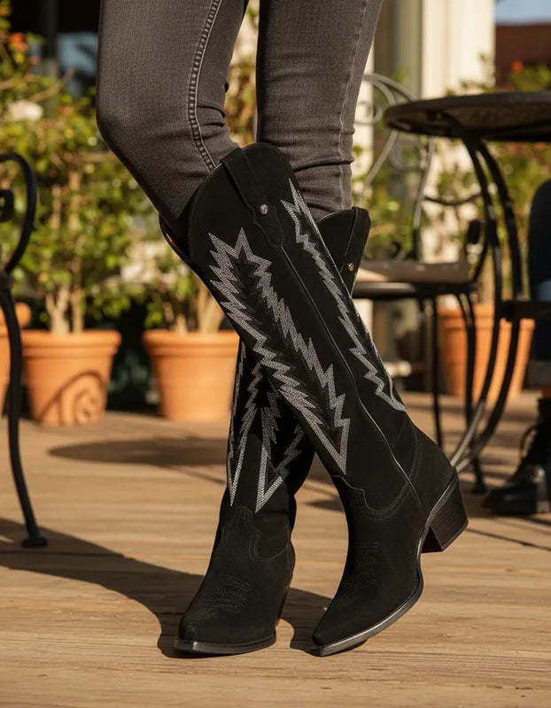 D4073 - Bota puntal alta espigas gamuza negro