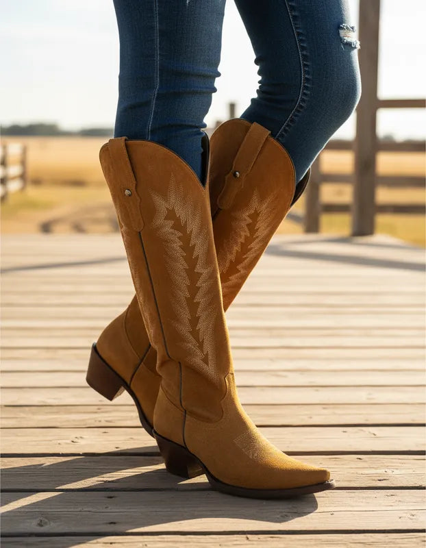 D4072 - Bota puntal alta espigas gamuza miel