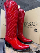 Cargar imagen en el visor de la galería, D4083 - Bota puntal kiara coco rojo
