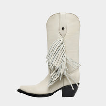 Load image into Gallery viewer, D4092 - Bota puntal barbas atanado hueso
