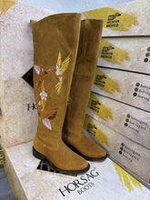 Cargar imagen en el visor de la galería, D5022 - Bota oval gamuza naranja colibrí
