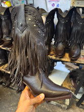 Cargar imagen en el visor de la galería, D7002 - Bota puntal de barbas venado choco
