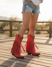 Cargar imagen en el visor de la galería, D7004 - Bota puntal de barbas crazy rojo
