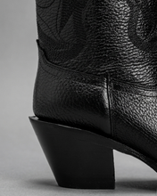 Cargar imagen en el visor de la galería, D8001 - Bota puntal kiara venado negro

