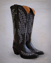 Cargar imagen en el visor de la galería, D8000 - Bota puntal kiara atanado negro/bordado beige
