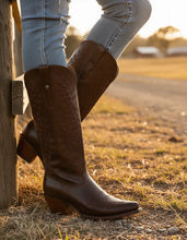 Cargar imagen en el visor de la galería, D8006 - Bota puntal kiara atanado café
