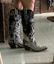 Cargar imagen en el visor de la galería, D8007 - Bota puntal kiara de pelo pinto
