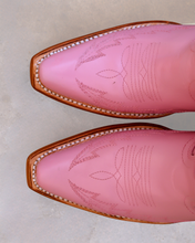 Cargar imagen en el visor de la galería, D8008 - Bota puntal kiara nappa rosa
