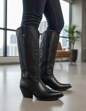 Cargar imagen en el visor de la galería, D8001 - Bota puntal kiara venado negro
