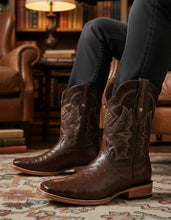 Cargar imagen en el visor de la galería, EB1002 - Bota bulldog avestruz café
