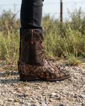 Cargar imagen en el visor de la galería, EB1011 - Bota bulldog pescado rombos café

