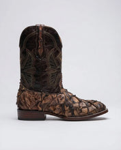 Cargar imagen en el visor de la galería, EB1011 - Bota bulldog pescado rombos café
