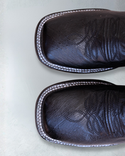 Cargar imagen en el visor de la galería, EB2001 - Bota bulldog panza avestruz negro

