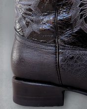 Cargar imagen en el visor de la galería, EB2001 - Bota bulldog panza avestruz negro
