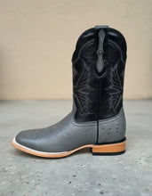 Cargar imagen en el visor de la galería, EB2003 - Bota bulldog panza avestruz gris
