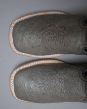 Load image into Gallery viewer, EB2003 - Bota bulldog panza avestruz gris
