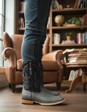 Cargar imagen en el visor de la galería, EB2003 - Bota bulldog panza avestruz gris
