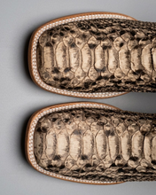 Cargar imagen en el visor de la galería, EB4004 - Bota bulldog pitón café claro
