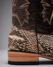 Cargar imagen en el visor de la galería, EB4004 - Bota bulldog pitón café claro
