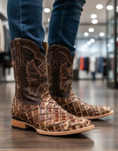 Cargar imagen en el visor de la galería, EB9002 - Bota bulldog pescado pirarucú café
